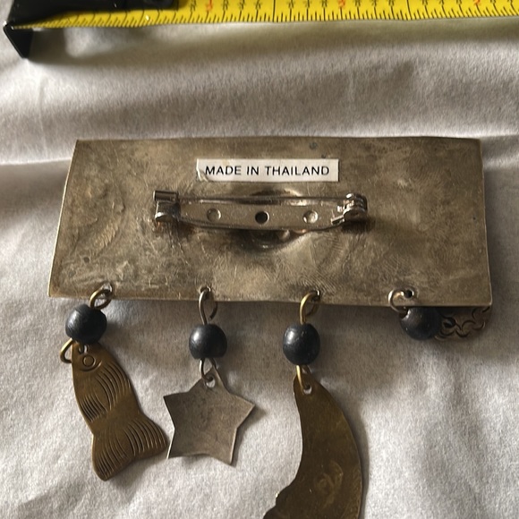 Vintage looking brooch pin made in Thailand used - Picture 4 of 4